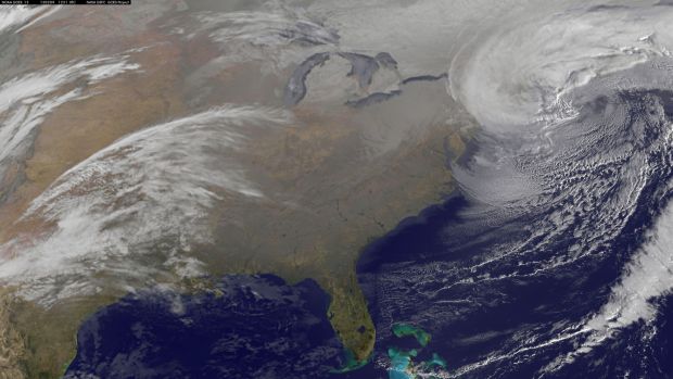 Nevasca: Imagem  de satélite da NASA mostra a costa lesta dos Estados Unidos em 9 de fevereiro, um dia após a chegada de uma tempestade de inverno