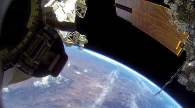 Astronautas filmam caminhada espacial