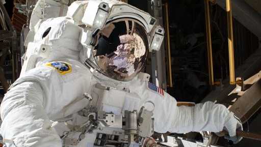 Imagem da Nasa mostra o astronauta Mike Hopkins durante caminhada espacial para remover uma bomba de amoníaco defeituosa da ISS