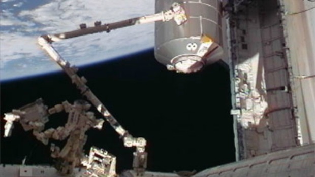 Braço robótico da estação, Canadarm2, operado pelos astronautas Doug Hurley e Sandy Magnus, da última missão do Atlântis.