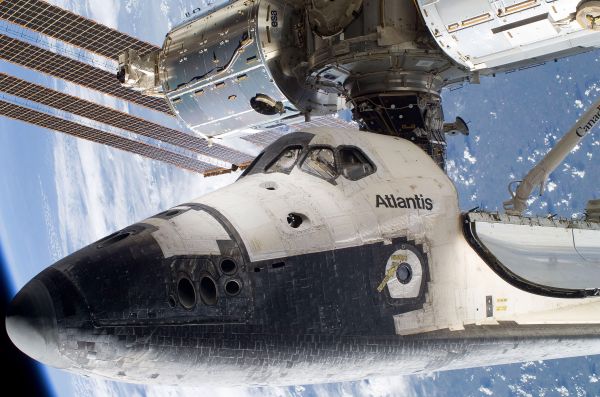 O ônibus espacial Atlantis, atracado à Estação Espacial Internacional, em sua missão