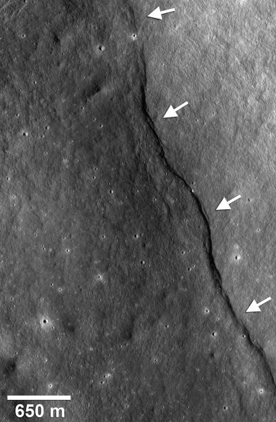 Flechas mostram uma falha provocada na superfície da Lua devido ao seu resfriamento