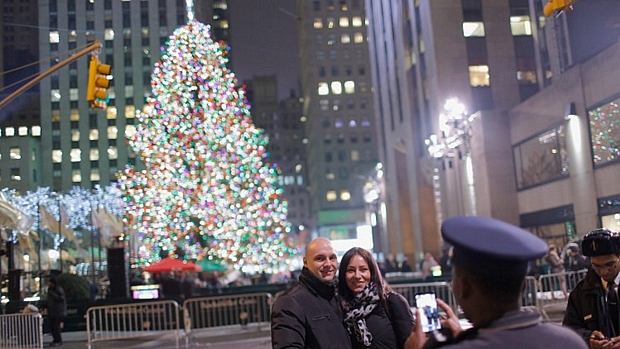 Árvore de Natal do Rockefeller Center é acesa em NY | VEJA