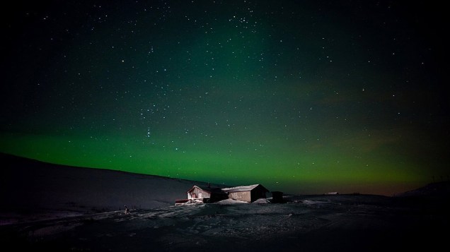 <p>Aurora boreal que ilumina o céu de Finnmark, condado ao norte da Noruega</p>