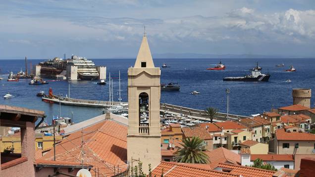 Restos do navio de cruzeiro Costa Concordia,  são vistos do porto de Giglio, na Itália. o acidente ocorrido em 2012 deixou 32 mortos
