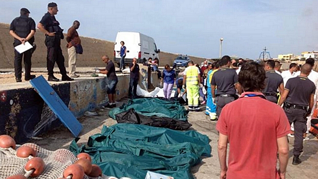 Dezenas de corpos foram resgatados após barco afundar na costa italiana