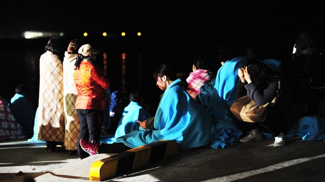 Familiares de passageiros aguardam notícias após naufrágio de uma balsa com 475 na Coreia do Sul, nesta quarta-feira (16)