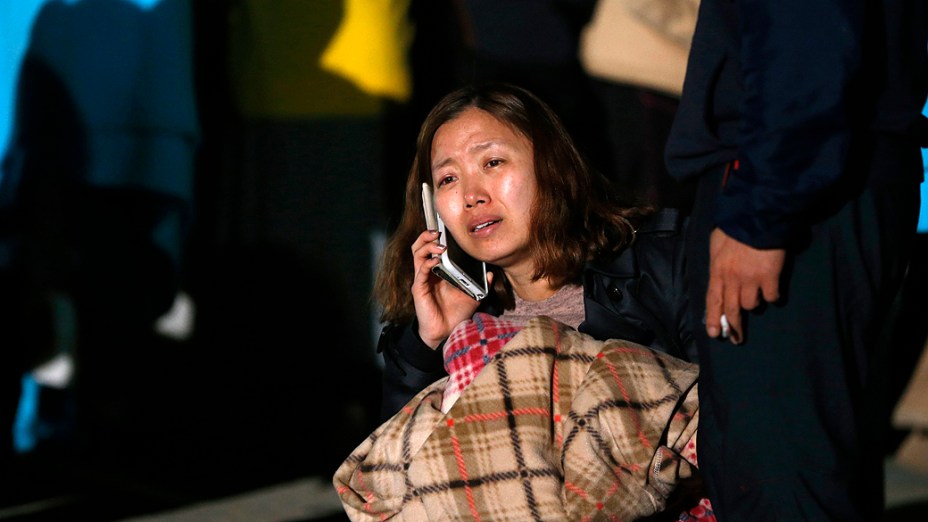 Familiares de passageiros aguardam notícias após naufrágio de uma balsa com 475 na Coreia do Sul, nesta quarta-feira (16)