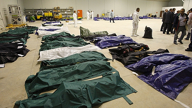 Corpos encontrados após naufrágio são levados a hangar no aeroporto de Lampedusa
