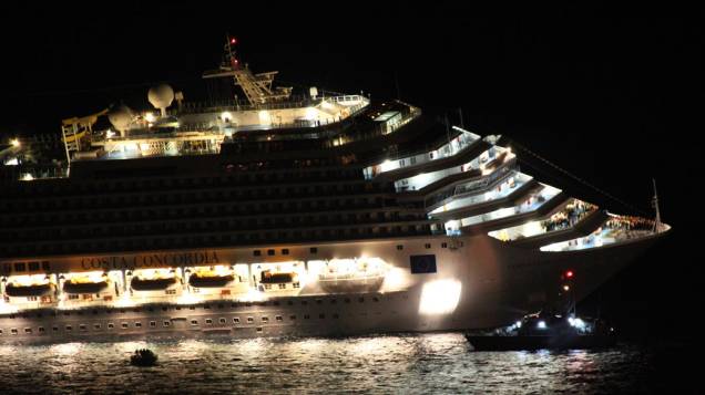 Transatlântico Costa Concordia começa a naufragar, em frente à ilha de Giglio, na Itália- 14/01/2012