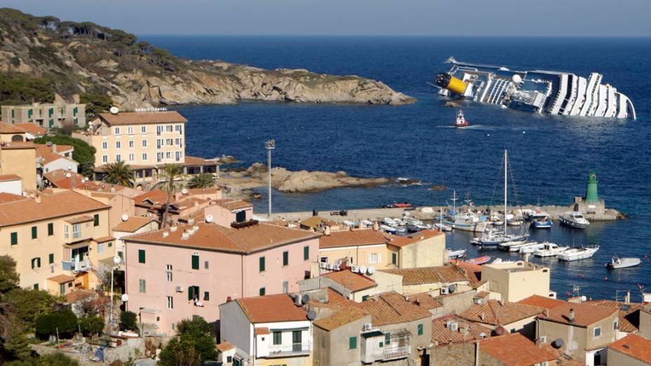 Vista geral do transatlântico Costa Concordia, durante o naufrágio na ilha de Giglio, na Itália - 14/01/2012
