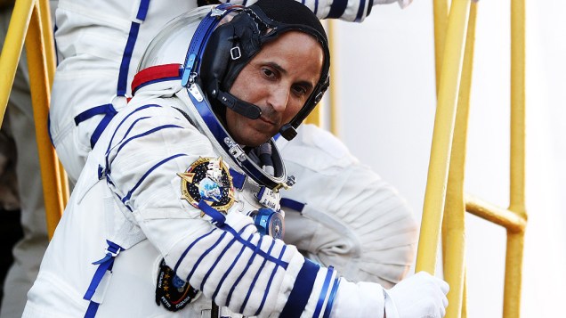 Astronauta Joseph caminha em direção a nave russa Soyuz