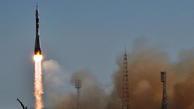 Nave Soyuz TMA-04M decola da base do Cazaquistão rumo à Estação Espacial Internacional