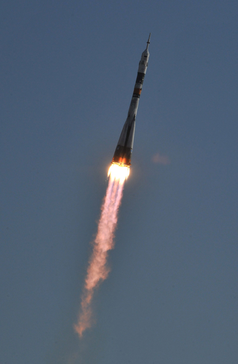 Nave russa Soyuz com três tripulantes a bordo decola do Cazaquistão rumo à Estação Espacial Internacional