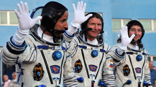 Astronauta Joseph Acaba (à esquerda) e os cosmonautas Gennady Padalka (centro) e Sergei Revin caminham em direção a nave russa Soyuz