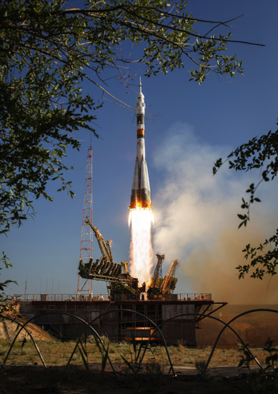 A nave russa Soyuz TMA-04M, com três tripulantes a bordo, decola da base de Baikonur rumo à Estação Espacial Internacional