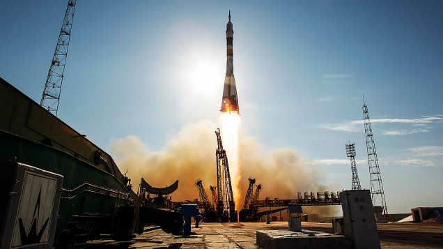 A nave russa Soyuz TMA-04M, com três tripulantes a bordo, decola da base de Baikonur rumo à Estação Espacial Internacional