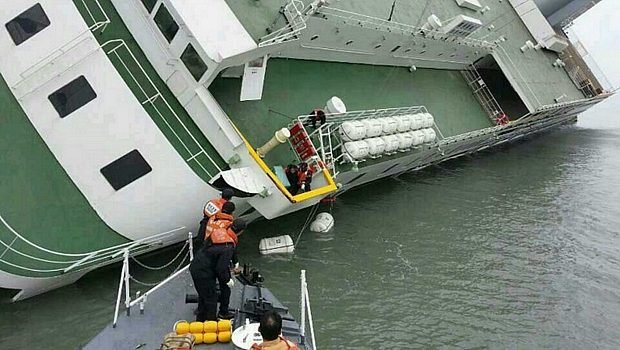 Barco de resgate se aproxima de navio que naufragou