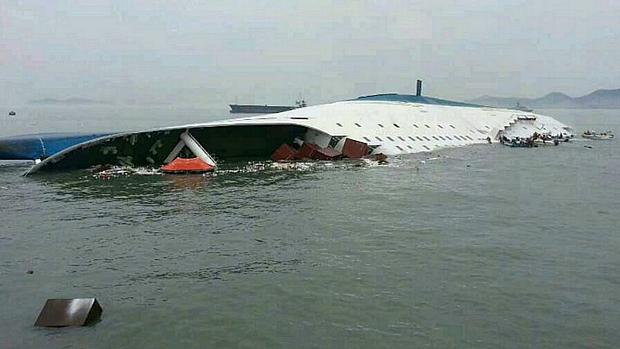 Horas após início do naufrágio, embarcação estava quase completamente submersa
