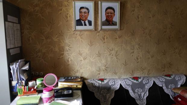 Retratos de Kim Jong-il (dir) e Kim Il-sung em um dos compartimentos do navio de bandeira norte-coreana retido pelo Panamá