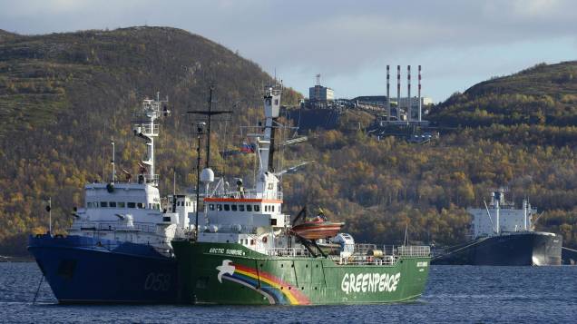 Navio do Greenpeace é visto ancorado na cidade portuária de Murmansk, na Rússia