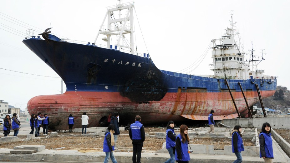 O navio Kyotoku Maru No. 18 aparece encalhado no centro de Kesennuma após ser arrastado pelas águas do tsunami de 2011
