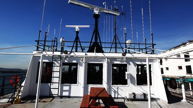 O Alpha Crucis conta com uma estação completa de meteorologia, antenas de rádio e de GPS