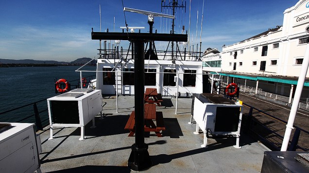 Deck de lazer do navio Alpha Crucis. Aqui, tripulantes e pesquisadores podem realizar refeições e churrascos
