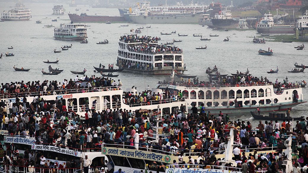 Barcos superlotados de passageiros são vistos no rio Buriganga em Daca (Bangladesh), milhares de pessoas aproveitam para comemorar o feriado de Eid al-Adha