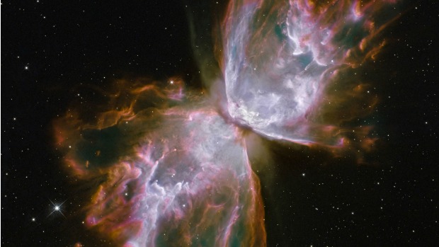 <p>Revelada pelo Hubble, a nebulosa da Borboleta é um verdadeiro caldeirão de gases com temperaturas que podem ultrapassar os 250.000 graus Celsius. O centro é especialmente quente, brilhando em luz ultravioleta. Está localizada a cerca de 4.000 anos-luz da Terra, na constelação de Escorpião</p>