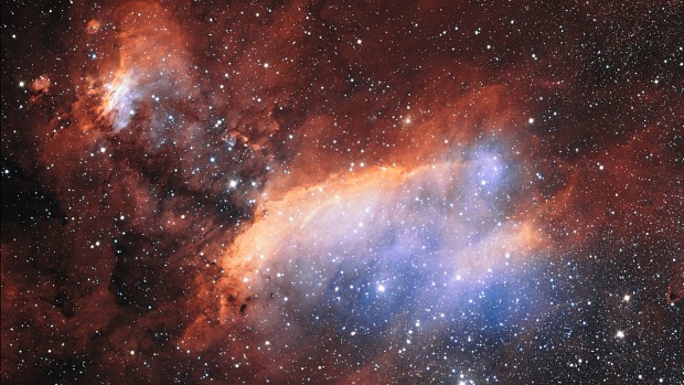 Nebulosa do Camarão: na luz visível, estrelas aparecem azuis e um pouco esbranquiçadas.