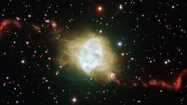 A nebulosa planetária Fleming 1 observada com o Very Large Telescope, do ESO. Na imagem, aparecem as estruturas simétricas dos jatos existentes nas nuvens de gás circundantes