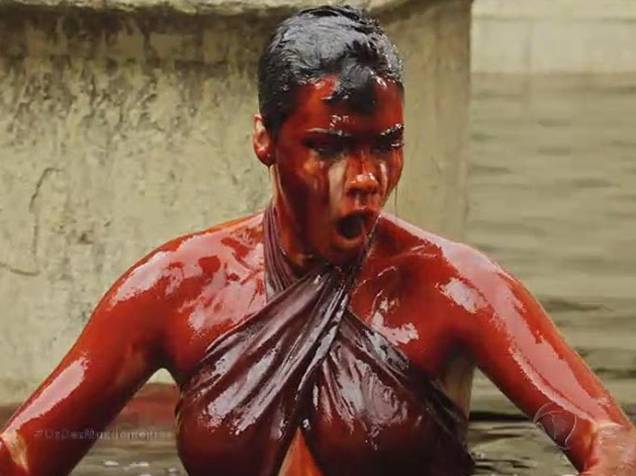 <p>Nefertari (Camila Rodrigues) é surpreendida ao se ver coberta de sangue</p> <p>Nefertari (Camila Rodrigues) é surpreendida ao se ver coberta de sangue</p>