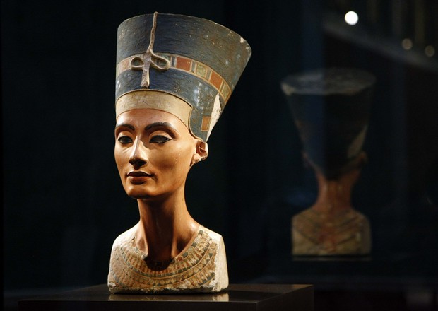 Busto de Nefertiti, encontrado em 1912 por arqueólogos alemães, no Egito. A rainha é considerada um símbolo de beleza até os dias de hoje.
