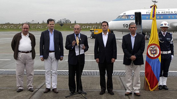 Negociadores do governo colombiano, prestes a embarcar rumo a Cuba