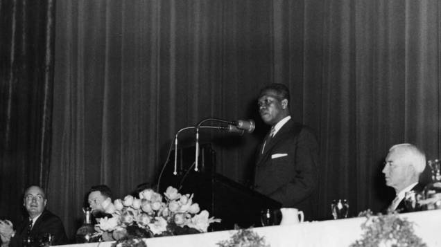 1960 - Nelson Mandela, durante conferência na África do Sul