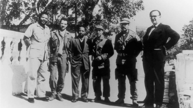 1962 - Nelson Mandela (à esquerda), líder do Congresso Nacional Africano, partido que lutou pelo fim do apartheid na África do Sul, com os comandantes do exército da Argélia