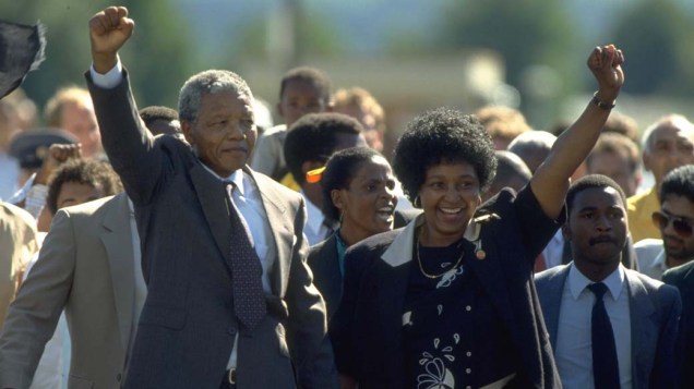 1990 - Nelson Mandela, após sair da prisão com a sua esposa Winnie