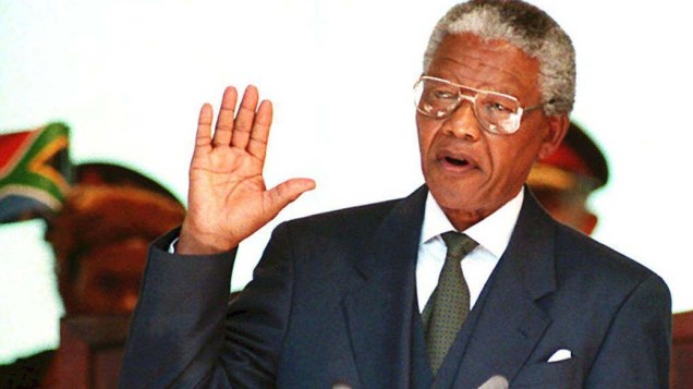 1994 - Nelson Mandela faz juramento durante sua posse como primeiro presidente negro da África do Sul no Edifício União, em Pretória