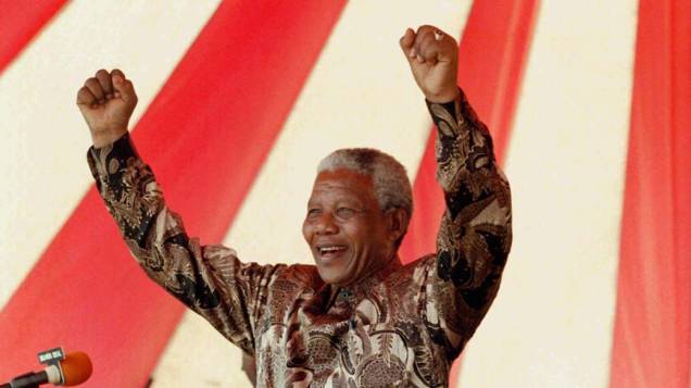 1996 - Nelson Mandela em um comício perto de Durban na África do Sul, onde foi preso em 1962