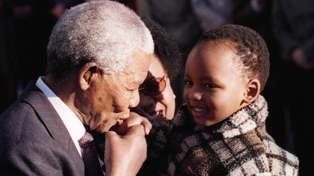 1998 - Nelson Mandela beija criança durante cerimônia de boas vindas em Ottawa, Canadá