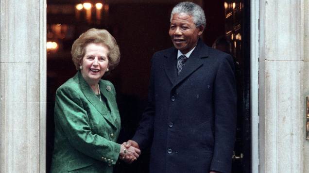 Nelson Mandela é recebido pela então primeira-ministra britânica, Margaret Thatcher, em julho de 1990