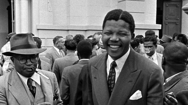 1958 - Nelson Mandela ao sair de um tribunal de Pretória, África do Sul