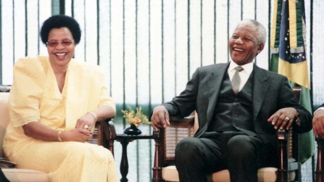 1998 - Nelson Mandela com sua esposa Graça Machel, no Palácio do Planalto, em Brasília