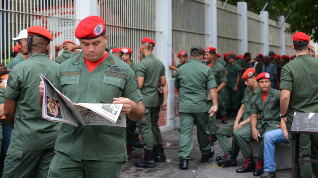 Neste domingo, dia de eleições presidenciais na Venezuela, homens da Guarda Presidencial do lado de fora de colégio eleitoral em Caracas