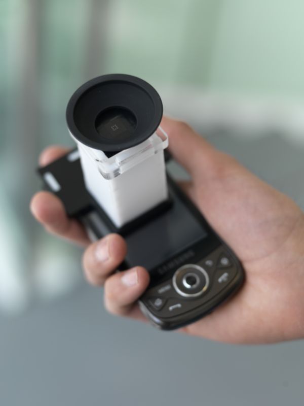 PerfectSight é um complemento para telefones celulares e permite que os usuários façam um teste de visão rápido e de baixo custo. PerfectSight é um complemento para telefones celulares e permite que os usuários façam um teste de visão rápido e de baixo custo.