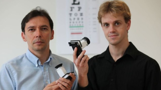 Manuel Menezes, professor visitante do MIT e Vitor Pamplona demonstram o PerfectSight.
