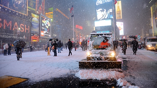 Caminhonete limpa neve das ruas da Times Square, cartão postal de Nova York
