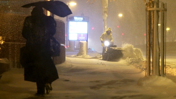 Morador de Boston tenta se proteger da neve durante tempestade nos EUA