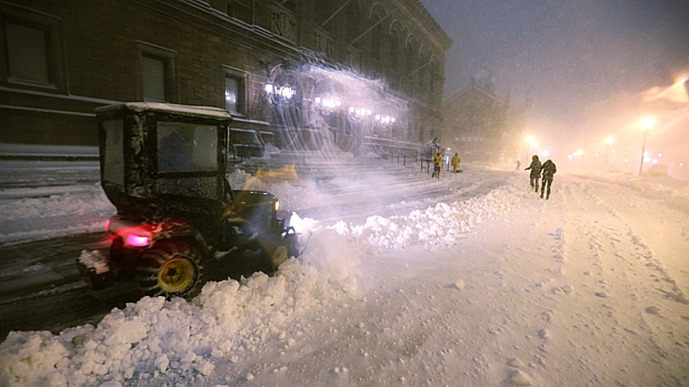 Tempestade de inverno cobre as ruas de Boston, nos Estados Unidos